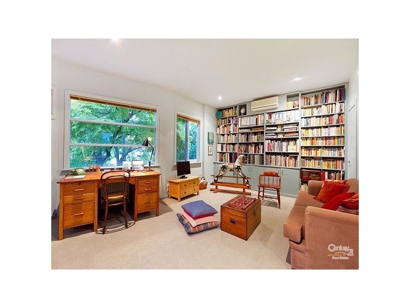 10 Pozieres Avenue, Elwood VIC 3184