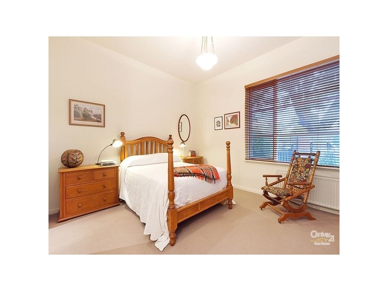 10 Pozieres Avenue, Elwood VIC 3184