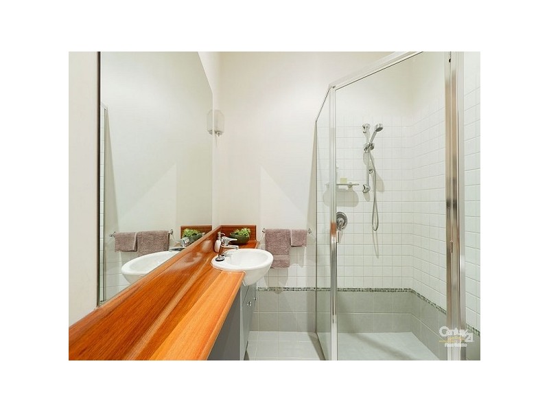 10 Pozieres Avenue, Elwood VIC 3184