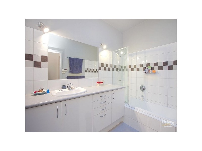 10 Pozieres Avenue, Elwood VIC 3184