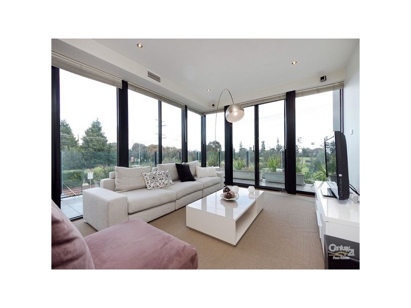 81 Ormond Esplanade, Elwood VIC 3184