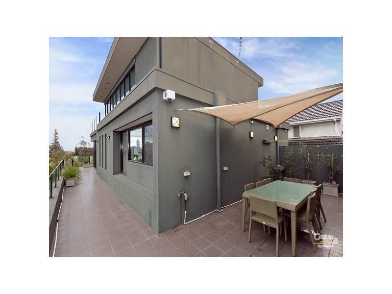 81 Ormond Esplanade, Elwood VIC 3184