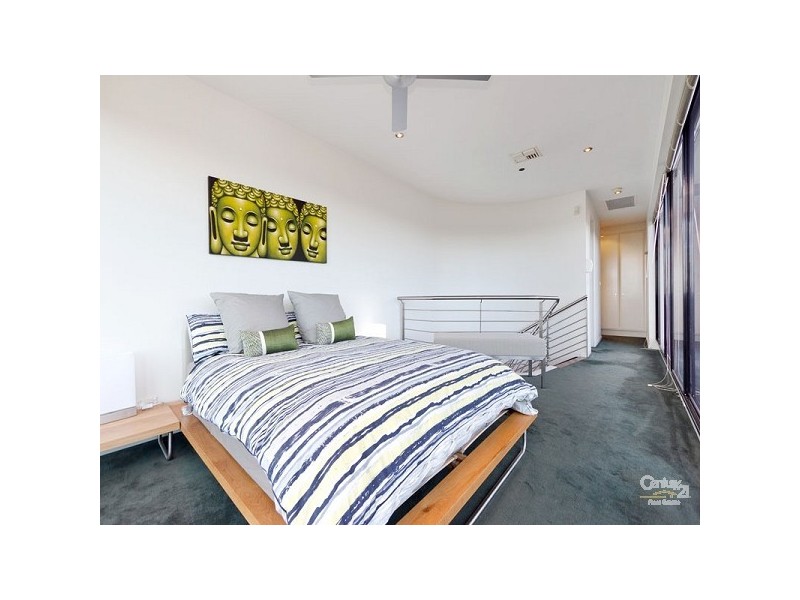 81 Ormond Esplanade, Elwood VIC 3184