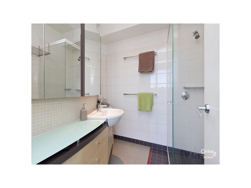 81 Ormond Esplanade, Elwood VIC 3184