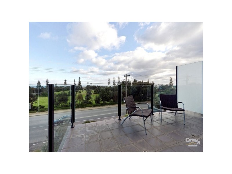 81 Ormond Esplanade, Elwood VIC 3184