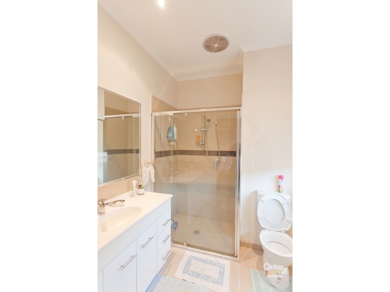 8A Kingsfield Crescent, Lynbrook VIC 3975