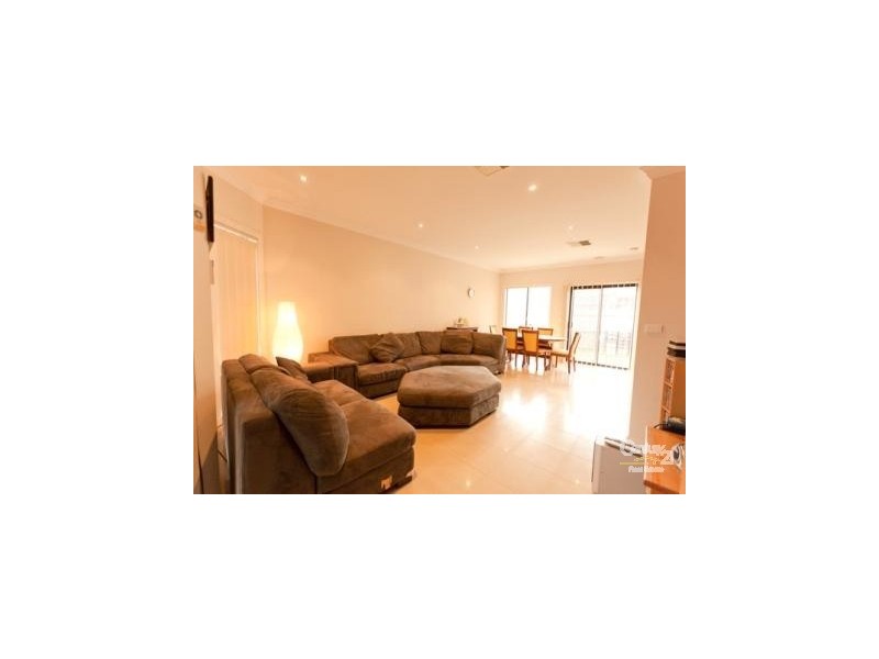 2/8 Kingsfield Cres, Lynbrook VIC 3975