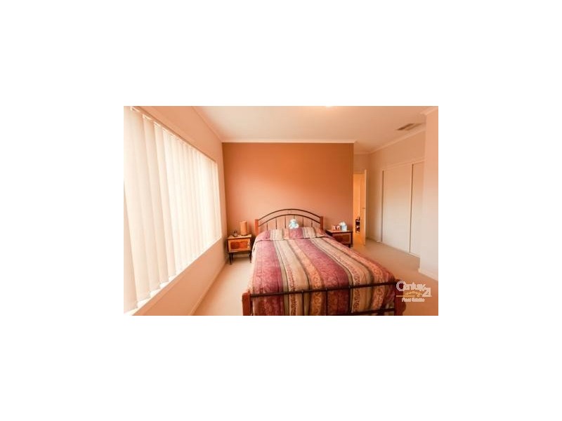 2/8 Kingsfield Cres, Lynbrook VIC 3975