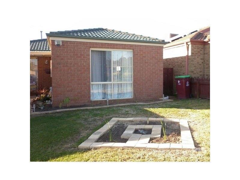 8 Parkside Mews, Cranbourne West VIC 3977