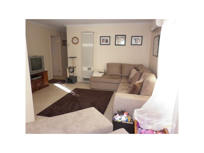 8 Parkside Mews, Cranbourne West VIC 3977