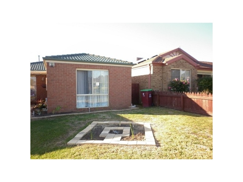 8 Parkside Mews, Cranbourne West VIC 3977