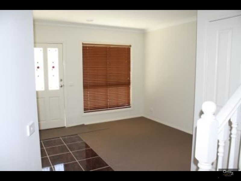 8 Lawrence Close, Pakenham VIC 3810