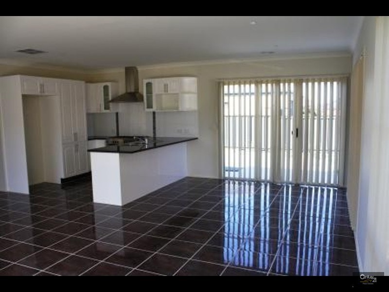 8 Lawrence Close, Pakenham VIC 3810