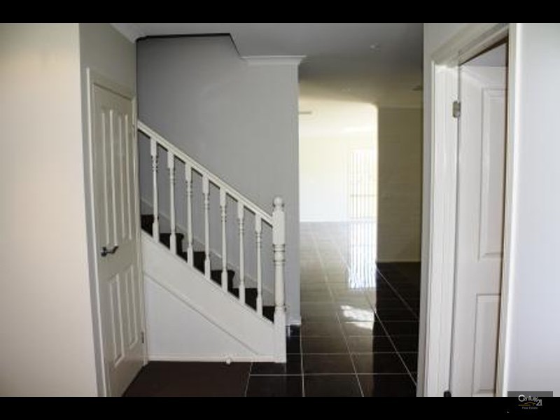 8 Lawrence Close, Pakenham VIC 3810