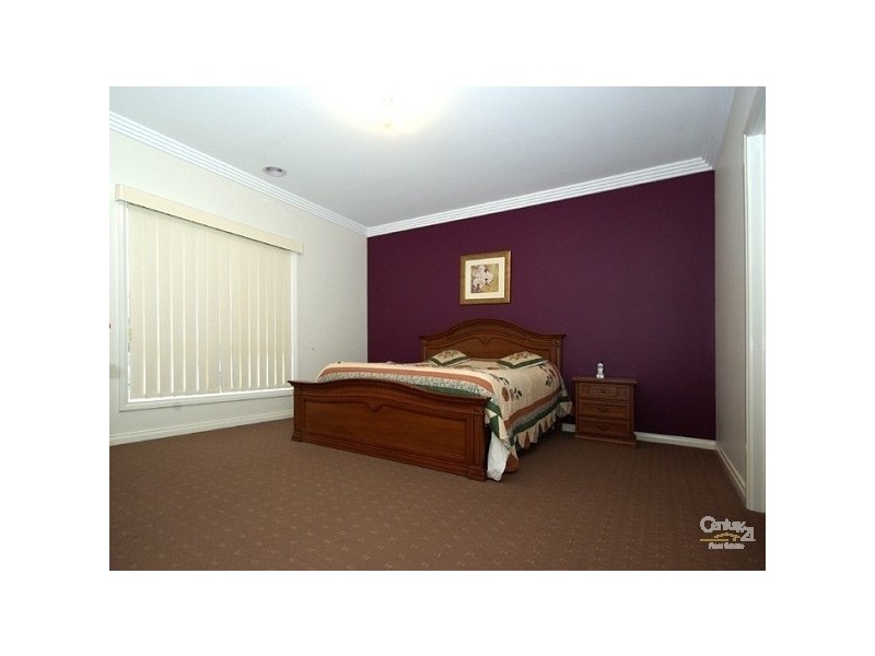 4 Boldrewood Place, Lynbrook VIC 3975