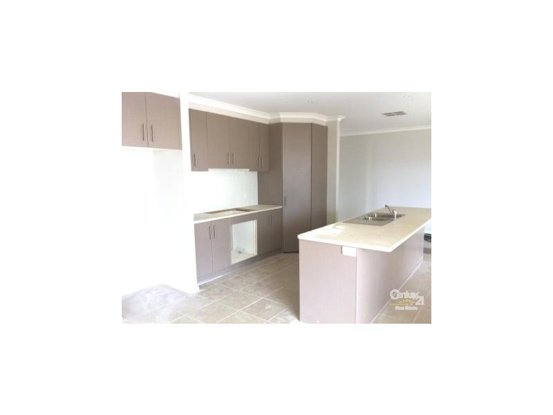 12 Lawrence Close, Pakenham VIC 3810