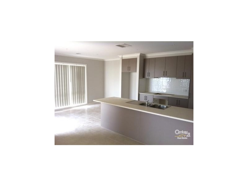 12 Lawrence Close, Pakenham VIC 3810