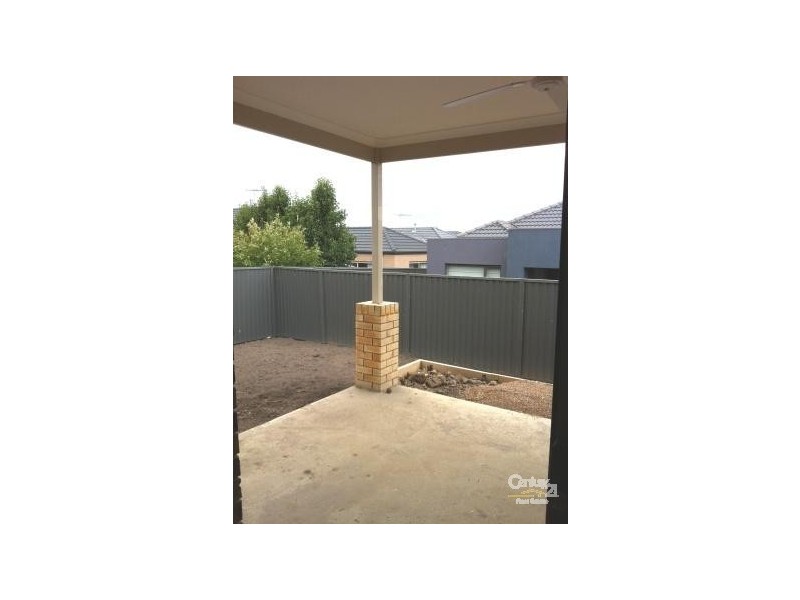 12 Lawrence Close, Pakenham VIC 3810