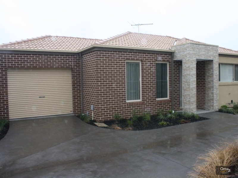 2/1 Walnut Way, Pakenham VIC 3810