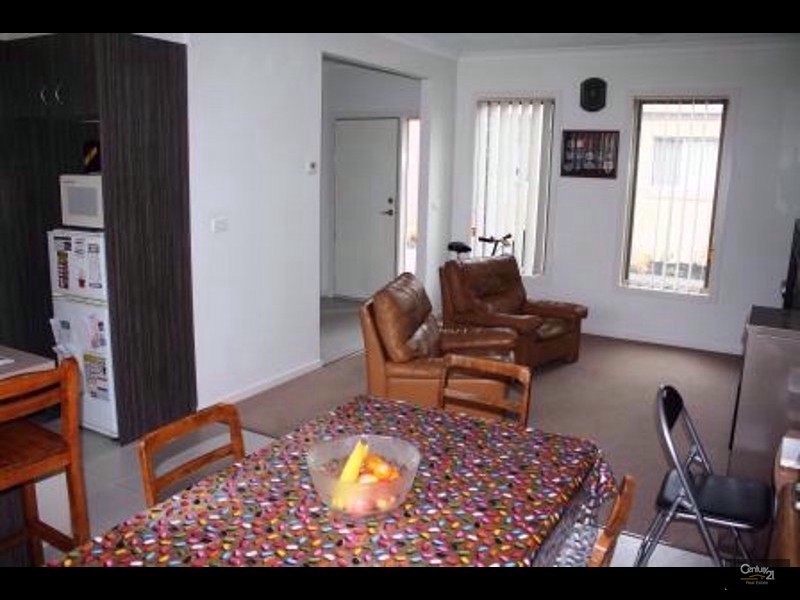 2/1 Walnut Way, Pakenham VIC 3810