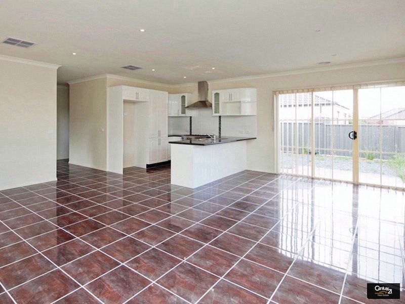 8 Lawrence Close, Pakenham VIC 3810