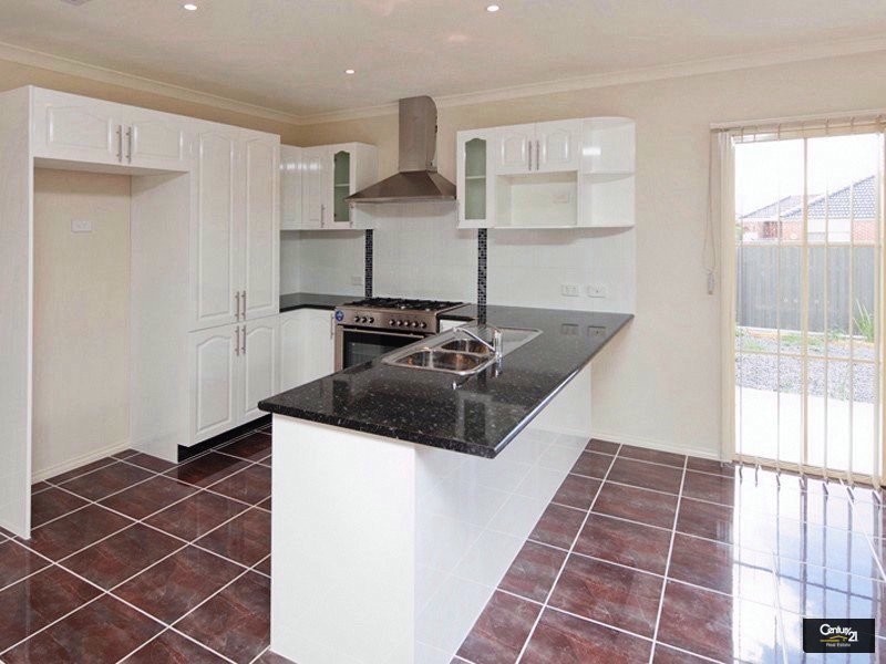 8 Lawrence Close, Pakenham VIC 3810