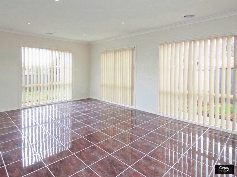 8 Lawrence Close, Pakenham VIC 3810