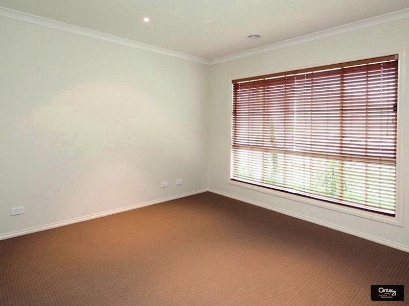 8 Lawrence Close, Pakenham VIC 3810