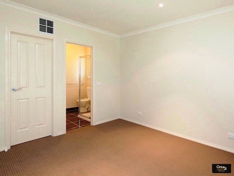 8 Lawrence Close, Pakenham VIC 3810