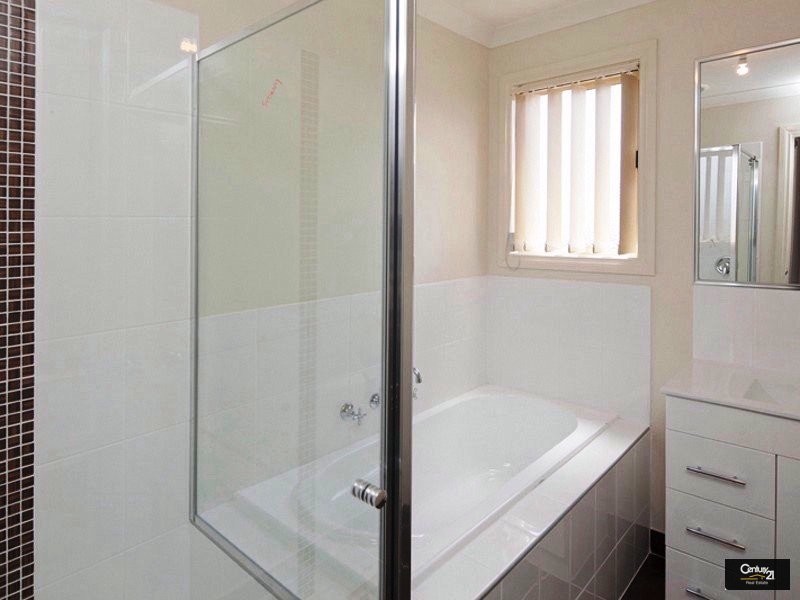 8 Lawrence Close, Pakenham VIC 3810