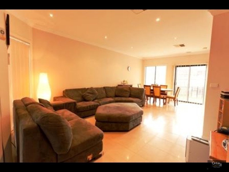 8A Kingsfield Crescent, Lynbrook VIC 3975