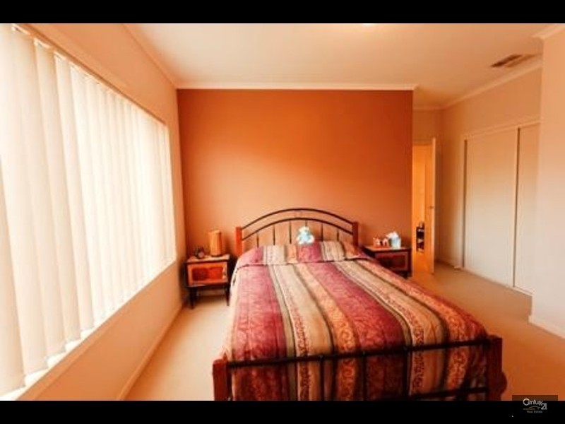 8A Kingsfield Crescent, Lynbrook VIC 3975