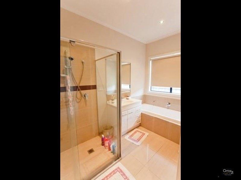 8A Kingsfield Crescent, Lynbrook VIC 3975