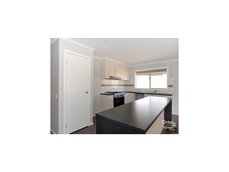 30 Kingsfield Cres, Lynbrook VIC 3975