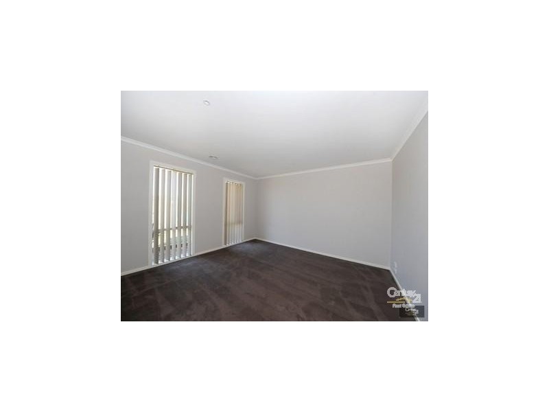 30 Kingsfield Cres, Lynbrook VIC 3975