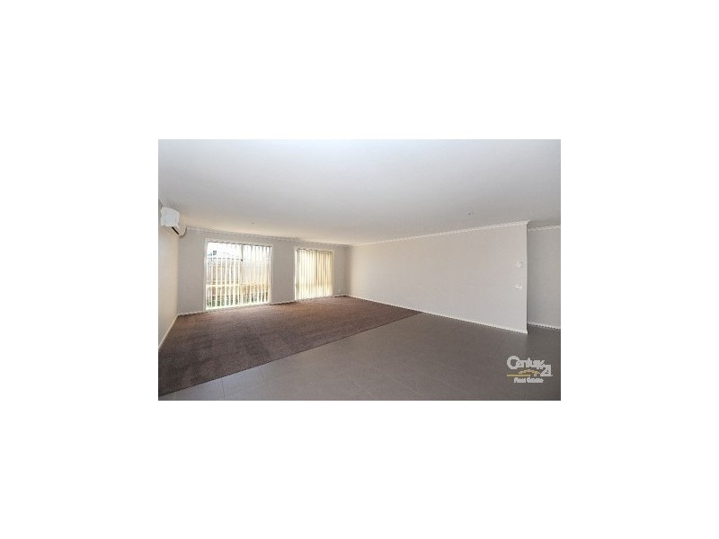 30 Kingsfield Cres, Lynbrook VIC 3975