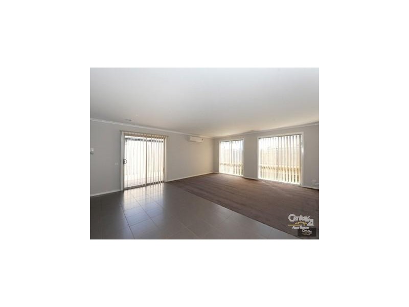 30 Kingsfield Cres, Lynbrook VIC 3975