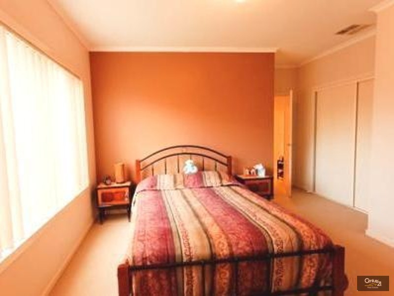 8a Kingsfield Crescent, Lynbrook VIC 3975