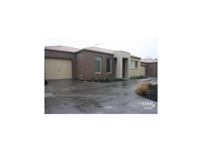2/1 Walnut Way, Pakenham VIC 3810