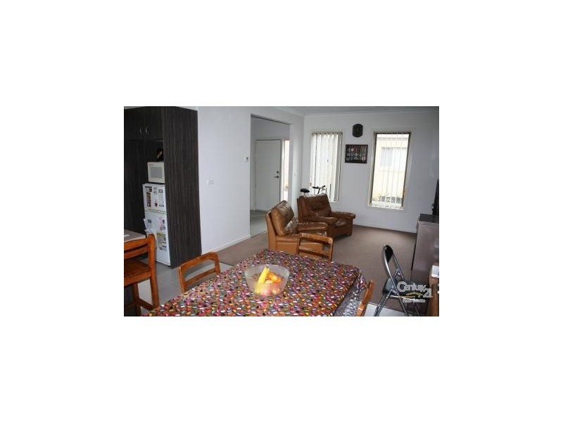 2/1 Walnut Way, Pakenham VIC 3810