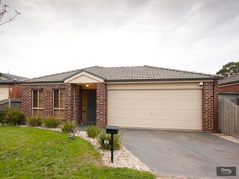 17 Glenora Way, Hampton Park VIC 3976