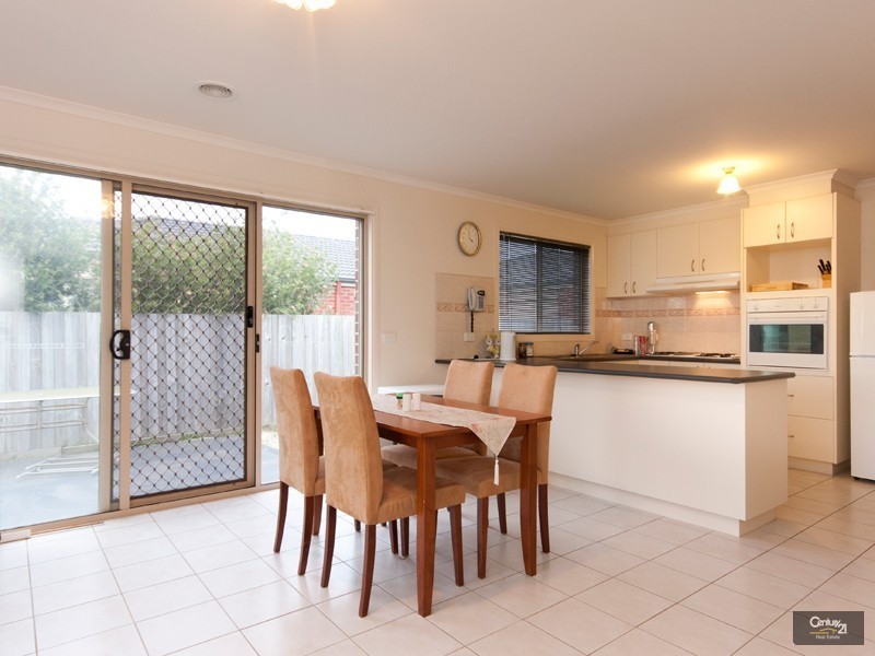 17 Glenora Way, Hampton Park VIC 3976