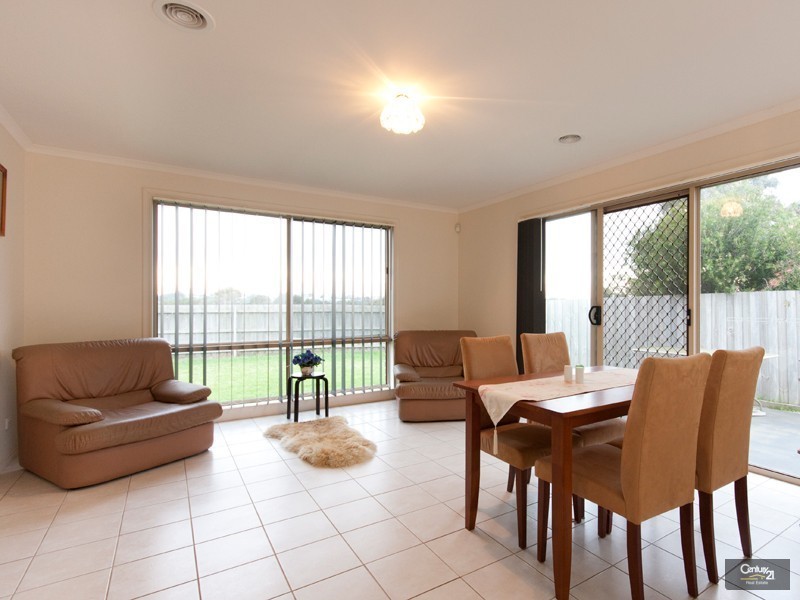 17 Glenora Way, Hampton Park VIC 3976