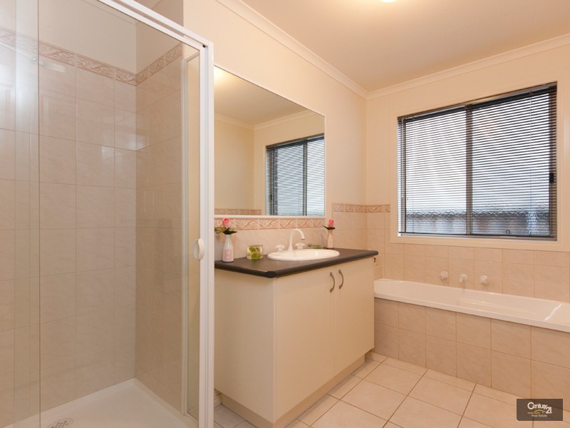 17 Glenora Way, Hampton Park VIC 3976