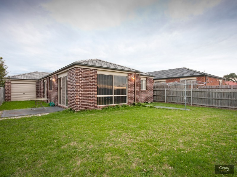 17 Glenora Way, Hampton Park VIC 3976