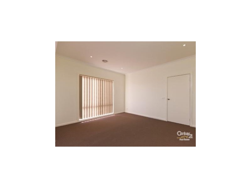 46 Hal Porter Tce, Lynbrook VIC 3975