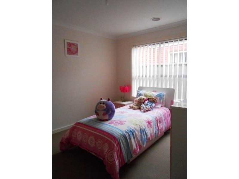 15 Arrow Street, Cranbourne East VIC 3977