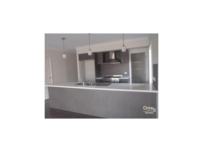 17 Blackledge Drive, Cranbourne East VIC 3977