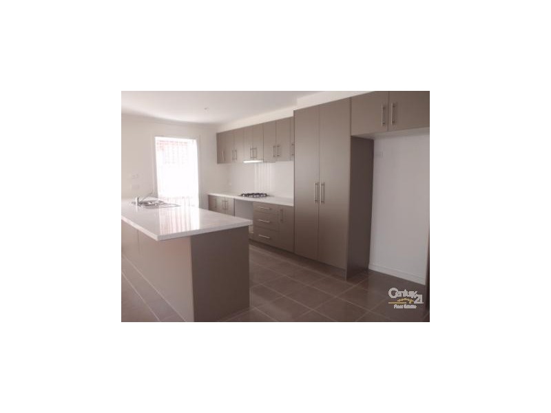 17 Arrow Street, Cranbourne East VIC 3977