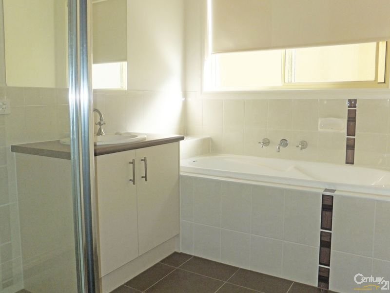 27 U4 Webster Way, Pakenham VIC 3810